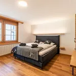 Mira, Apartman